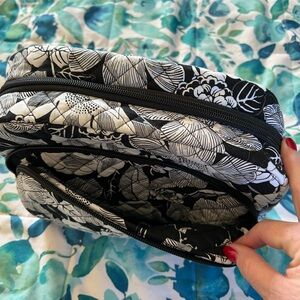 Vera Bradley Iconic Lay Flat Cosmetic. EUC. Bedford Blooms. Cotton. Nonsmoking.